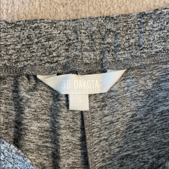 Bb Dakota Ruffle Play Gray Cropped Pants size S - Picture 3 of 4